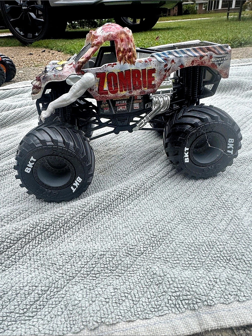 Monster Jam Zombie 1:24 Scale Die-Cast Monster Truck Gray & Red